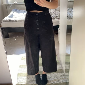Svarta plädbyxor - Jag säljer dessa snygga byxor som har ett snyggt plädmönster. Mönstret är svagt vilket gör så att byxorna ibland ser svarta ut och ibland som plädbyxor vilket syns i sista bilden. Fina knappar istället för dragkedja. Det är stretchtyg på midjebandet baktill. Köpta på stadsmissionen och säljer då jag inte längre är förtjust i längden, jag är 164💕💕