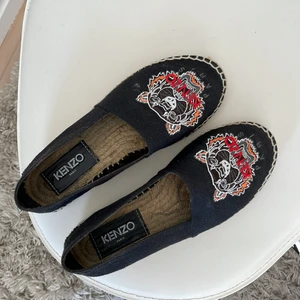 Espadrilles Kenzo  - Ett par svarta espadrilles från Kenzo i storlek 37. Väldigt sparsamt använda så är i toppenskick! Nypris 1200kr.