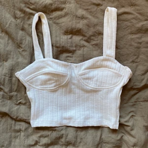 top - fin vit/beige topp från monki! använt en gång så i nyskick:)🤍