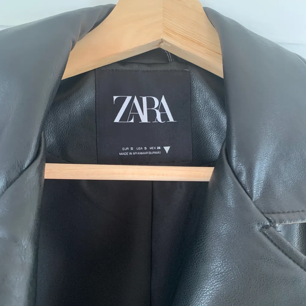 Säljer min jättefina skinnjacka i skinnimitation från Zara då den är lite liten på mig. Köpte den förra året men bara använd ett fåtal gånger 💖 Priset är inkl frakt 🥰. Jackor.