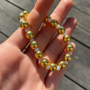 Guldigt pärlarmband med gratis frakt🌻 - Ett guldigt armband som jag har gjort själv!🌻Passar så bra till det mesta. Tråden är elastisk och passar därför alla. Hör av dig om du har mer frågor. 1 för 40 kr, 2 för 70 kr. ⚡️FRAKTEN ÄR GRATIS!⚡️