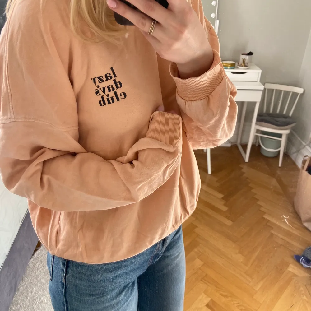 En i princip ny sweatshirt från GinaTricot i stentvättad peachfärg. Oversized passform och tröjan är i mycket bra skick💗. Tröjor & Koftor.