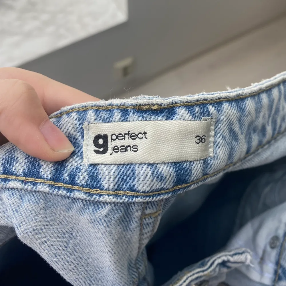 Säljer ett par ljusblåa mom jeans från Gina tricot som är förstora för mig. De är bara använda några få gånger och jag är 166 som referens.. Jeans & Byxor.