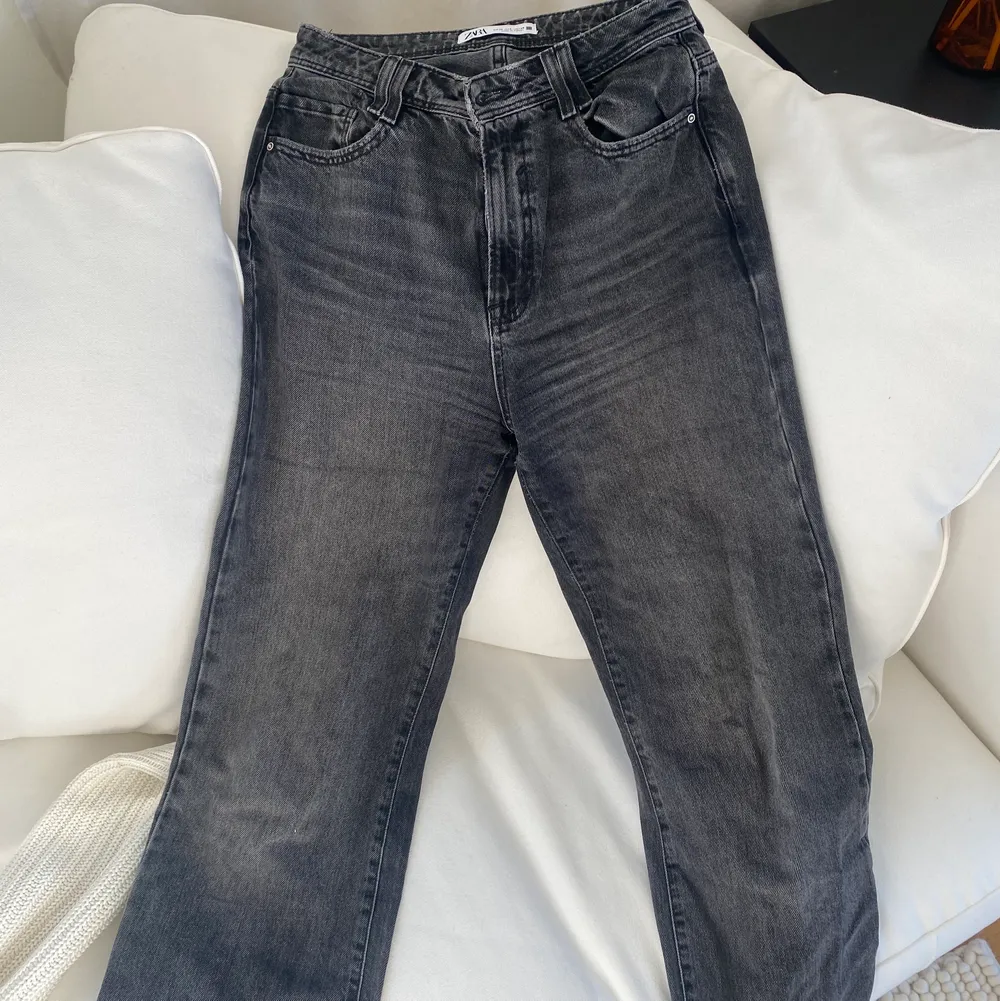 Zara 90s lenght jeans med raka ben!! Gråsvarta, fint skick❤️storlek 38 köpare står för frakt (66 kronor).. Jeans & Byxor.