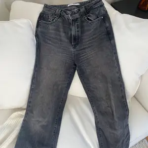 Zara 90s lenght jeans med raka ben!! Gråsvarta, fint skick❤️storlek 38 köpare står för frakt (66 kronor).