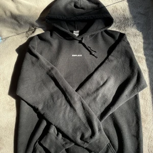 Emplece hoodie - Hoodie från Emplece, köpt för 649kr säljer för 300kr+frakt eller eventuellt bud!💞💞