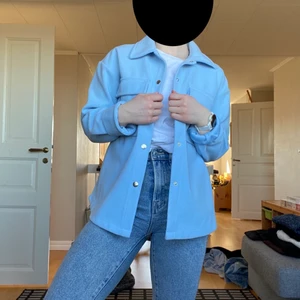 Vårjacka från gina - En blå vårjacka från Gina tricot. Aldrig använd så i nyskick! Storlek XXS men passar XXS-M tycker jag. Frakt tillkommer men pris kan diskuteras! 😌