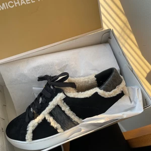 Michael Kors skor - Helt nya Michael Kors skor i storlek 39, aldrig använt bara prövade de. Köpte på Zalando 🤍