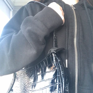 Svart handväska💗 - Jag säljer nu en svart handväska, denna väska har passat MIG bra, men jag säljer väskan nu för att jag aldrig använder den längre. Det är en kedja som sitter på sidan av axelremmen, kedjan är ca 20cm lång. Är detta något för dig?❤️