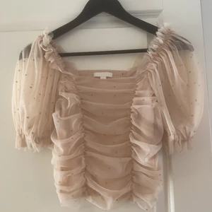 Rosa blus - Jättefin blus i ljus rosa färg som slutar ungefär vid naveln. Passar bra till highwaisted byxor och kjolar 