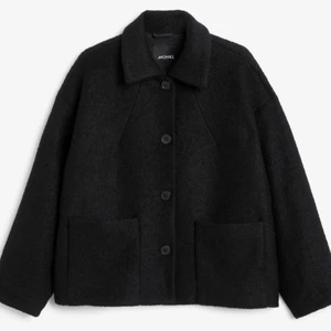 Monki kappan - Säljer nu den populära korta kappan från monki. Jag köpte den i januari och har använt den Max 15 gånger sedan dess. Den är svart i storlek xs och i fint skick. Tycker dock att den kan passa större storlekar också då den är lite oversize i modellen. Helt slutsåld på hemsidan!🎀