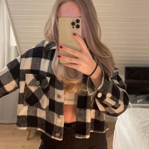 Rutig jacka - Säljer denna jättefina croppade jackan från Zara! En väldigt smidig och snygg vårjacka. Den är i storlek L men passar mig som vanligtvis har XS/S eftersom den är liten i modellen. Väldigt bra skick, köptes för ett år sedan! (200kr + frakt)❤️❤️