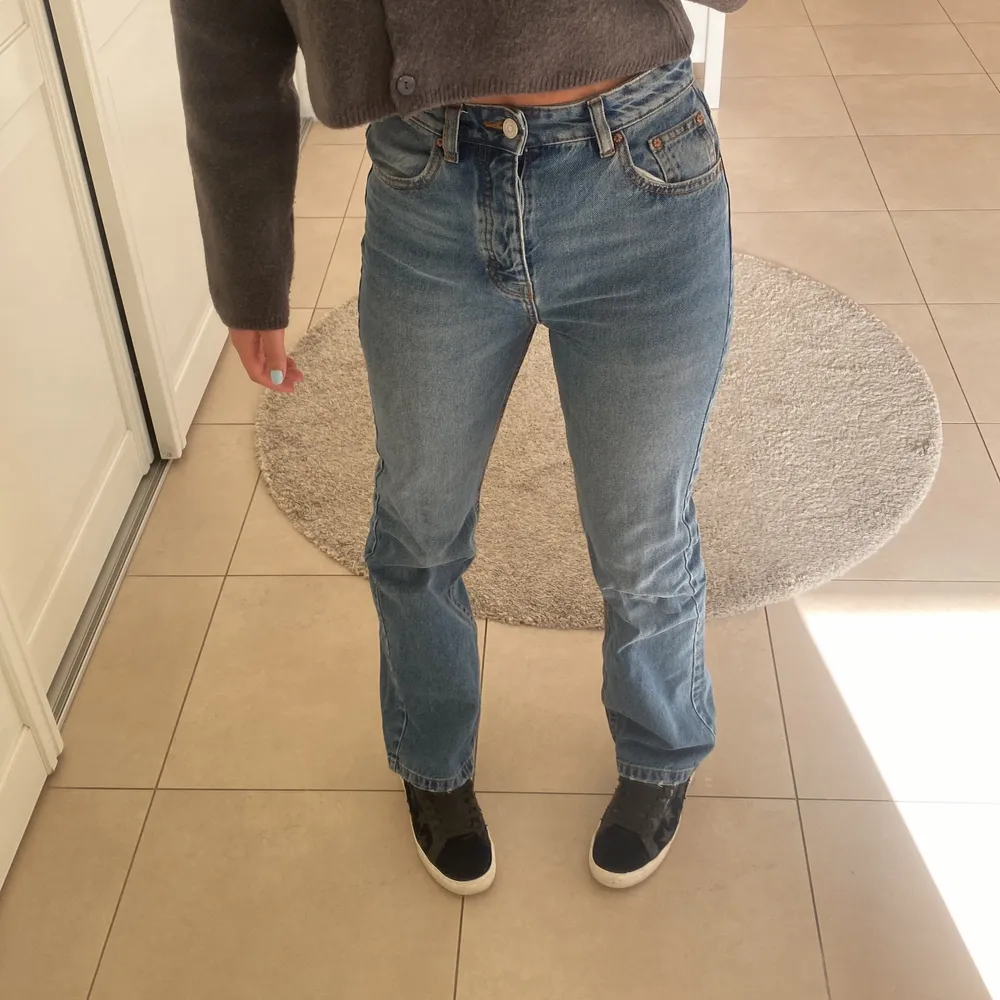 Super snygga Pull and Bear jeans som inte kommer till användning. Storleken är 34 men passar mig som är 36 också beroende på hur man vill att dom ska sitta . Jeans & Byxor.