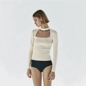 Zara topp med cutout/hål - Säljer denna åt min syster! I storlek S med lapp kvar.❤️ har inga bilder med den på❤️ nypris 259 slutsåld❤️ frakt kostar 66 kr❤️