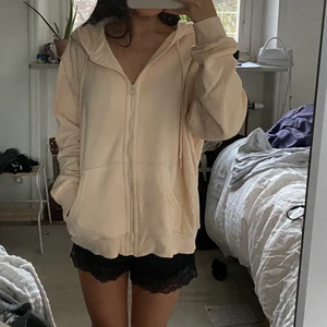 Zip hoodie  - Zip Hoodie från h&m, super skönt och mjuk, Peachy färg, bra skick 
