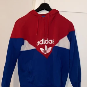 Adidas vintage hoodie - En äldre tröja av adidas i storleken M som är i färgen röd, blå och vit. Tröjan är i fint skick och den har används en tiotals gånger. Säljer då den inte längre kommer till nytta!