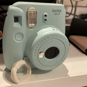 Instax Mini 9 - En Polaroidkamera jag inte använt på ett bra tag från 2020, avänt den kanske 2 gånger sen köpt. Nypris runt 700kr men säljer den för 400 då den iprincip är oanvänd💙