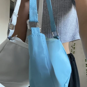 Blå vit Axelväska handväska  -  Två väskor 1 för 18,  2 för 28 nästan aldrig använda, fråga om ni vill veta någonting annat och jag står inte för frakten men om ni är intresserade så tittar jag upp vad frakten är💕