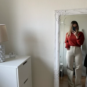 Beiga jeans - Ett par beiga jeans från Lindex i storlek 38🤎 jag är 164 cm lång, och de är liite långa för mig som ni ser. Säljer de pågrund av att de sitter lite tajt på mig 🙈 Väldigt fina och använda endast ett fåtal gånger ✨ 