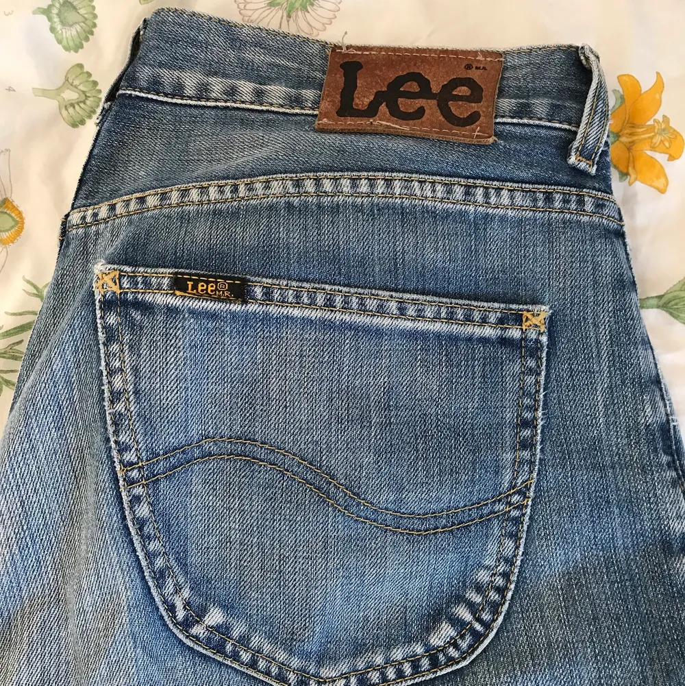 FINNS FORTFARANDE ATT KÖPA! Coola lågmidjade 00-tal jeans med bootcut från Lee 💙 säljer då de inte kommer till användning 🍀 är 177 och brukar ha M i jeans och de går ner till fötterna och sitter bra runt midjan🌙 frakt ingår inte i priset :). Jeans & Byxor.