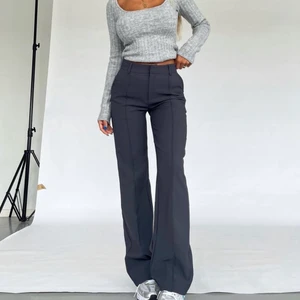 Kostymbyxor  - Skitsnygga mörkgrå kostymbyxor från venderbys🤍 Storlek XS, samma som modellen bär, men passar S också. Knappt använda så väldigt bra skick, säljer då de är lite tajta på mig. Nypris med frakt är ca 700 kr🤍 Skriv privat för fler bilder!!