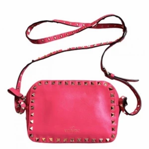 Valentino väska - Intressekoll på min valentino väska o så unik och fin rosa färg ! Kollar intresset då jag vill köpa en annan färg ! I bra skick men en defekt vid bandet som går att lämna in och laga ! Äktebevis och dustbag osv finns ! 