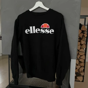sweatshirt från ellesse - En sweatshirt från ellesse, storlek xs/34. Den passar även en s. Köparen står för frakten🤍