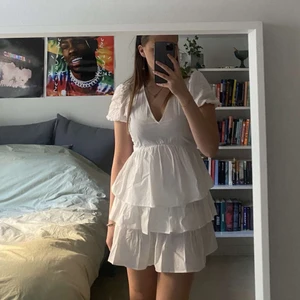 Zara klänning - Säljer denna supersöta klänning från Zara med fina volanger och armdetaljer som passar perfekt till student och skolavslutning. Superbra skick då den bara är använd fåtal gånger. Dragkedja baktill. Jag är 167cm. Strl XS men passar även S💕💕