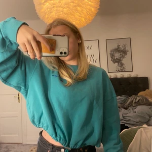 Blå/grön hoodie - Blå/grön tröja från champion, passa både S och M, bra skick och har en band längst ner, köparen står för frakten 