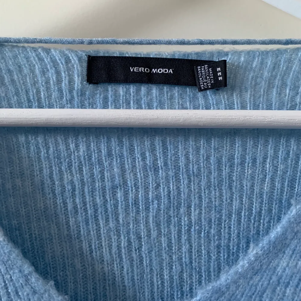 En super härlig blå stickad tröja från Vero Moda i storlek M. Super snygg med urringningen och perfekt till sena lite kyliga sommarkvällar! Köparen står för frakten!💙💙. Stickat.