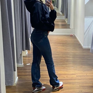 Bikbok jeans - Utsvängda jeans från bikbok sitter skitsnyggt, långa på mig som är 173