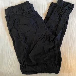 Svarta byxor  - Fina byxor i tunt tyg, stretchig midja.  Köparen står för frakt.