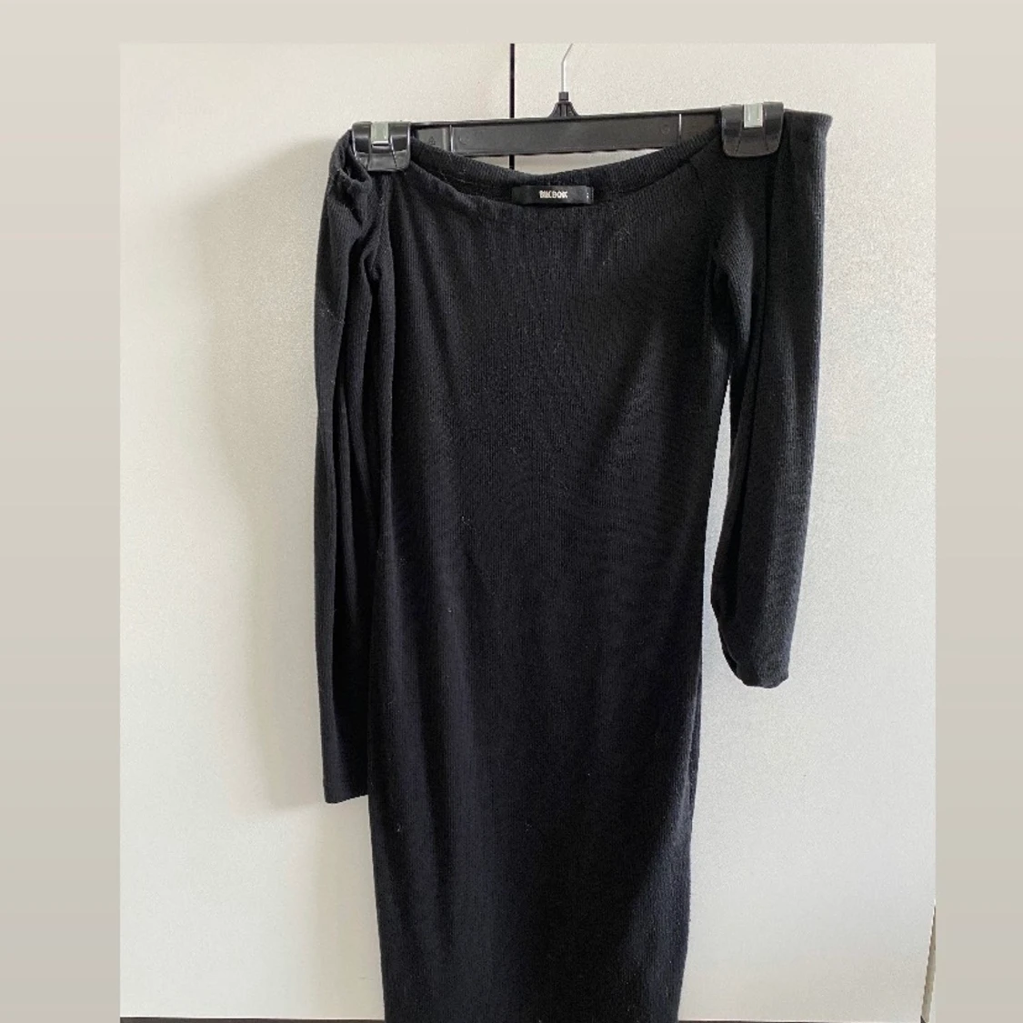 Off-shoulder klänning 