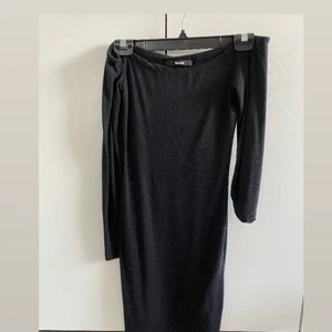 Off-shoulder klänning  - Fin ribbad klänning i off-shouldermodell. Fint skick. Köparen står för frakt. 