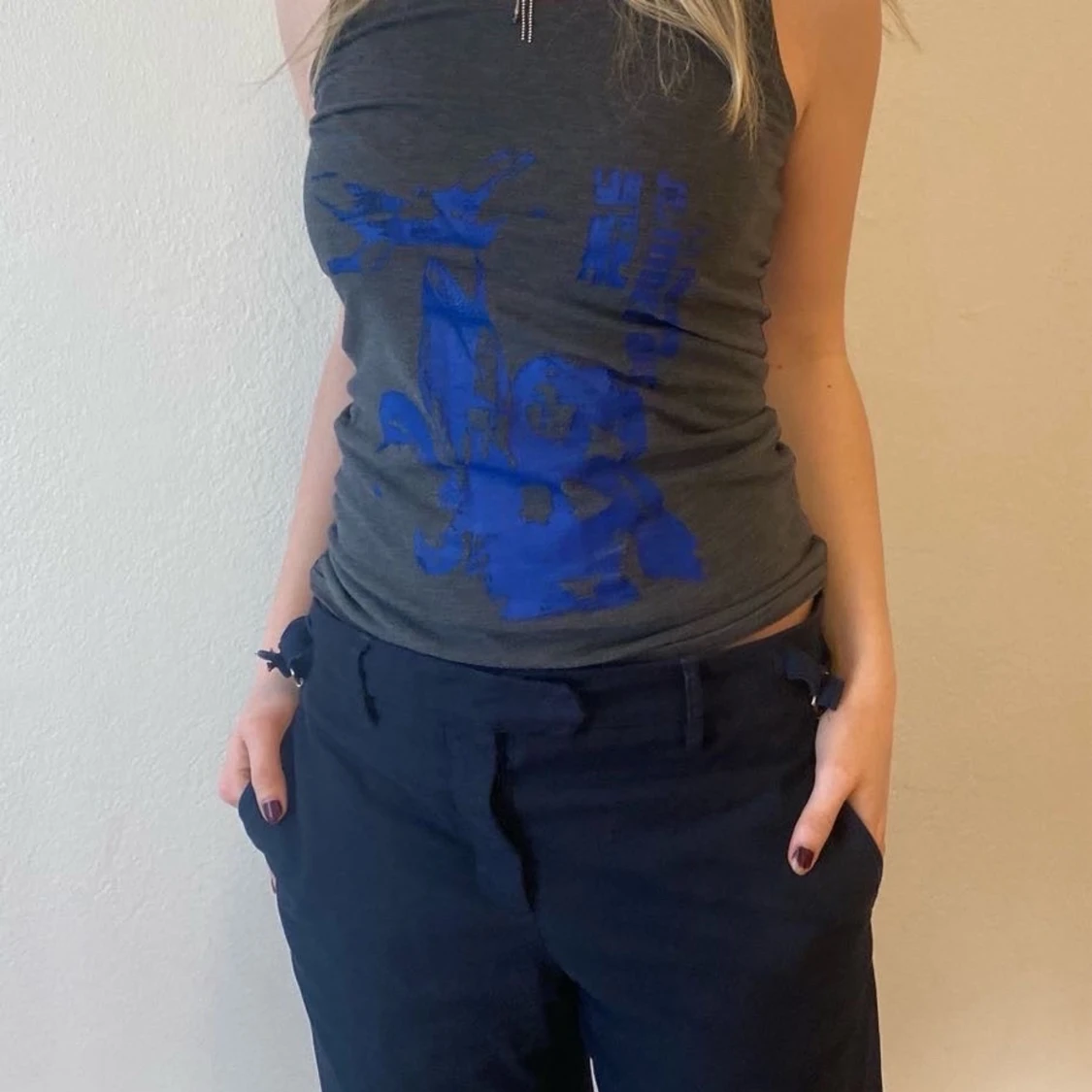 Grått linne med Jean Darc