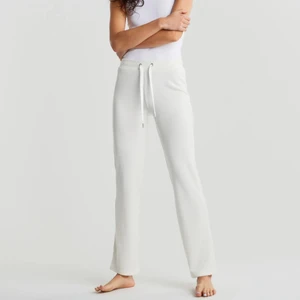 Gina tricot mjukis - Vita utsvängda mjukis byxor. Säljer pågrund av fel storlek och har knappt blivit använda. Storlek l, köpta för 230 kr säljer för 100 kr