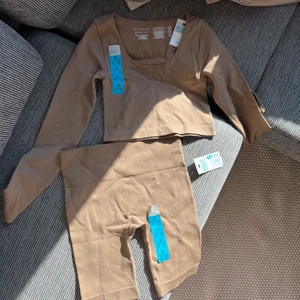BEIGE SET FRÅN PRIMARK - Helt nytt sett från London. Sitter som en smäck. Råkade köpa samma i dubbel därav säljer jag ena paret. Passar perfekt som en snygg gym outfit eller under en kappa med sneakers ☺️❤️