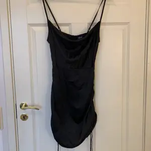 Säljer denna fina svarta sidenklänning från Bubbleroom i storlek 36, aldrig använd ⭐️