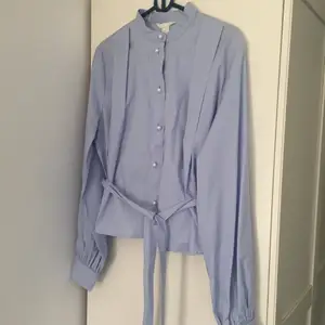 Blå skjorta med pärlor 💎 I fint skick 💎