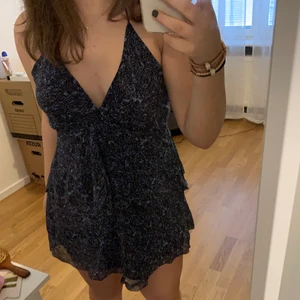 zara volang klänning - säljer en jätte fin volangklänning från zara som är slutsåld överallt. Säljer klänningen eftersom banden är för långa på mig💓 skriv privat för frågor och buda i kommentarerna:)