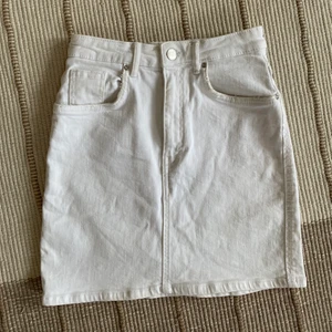 Jeanskjol ZARA - Vit jeanskjol från Zara, knappt använd 🤍