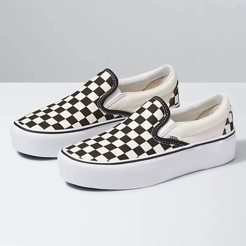 Ett par slip om vans i checkerboard som aldrig kommer till användning, har endast användt dem 3 gånger och tänkte därför sälja dem❤️ super sköna och fina nu till våren och sommaren!! Skriv för fler bilder?. Kengät.
