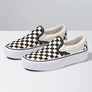 Vans slip on platform checkerboard skor - Ett par slip om vans i checkerboard som aldrig kommer till användning, har endast användt dem 3 gånger och tänkte därför sälja dem❤️ super sköna och fina nu till våren och sommaren!! Skriv för fler bilder?