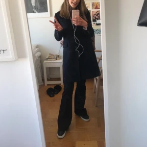 Mörkblå vårkappa - Mörkblå vårkappa. Endast använd ett fåtal gånger, så bra skick. Säljer för att jag rensar ut här hemma och köpt andra jackor som jag använder mer. Köpt för omkring 900 kronor, säljer för 300. Men priset kan förhandlas! 
