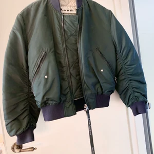 Acne studios  - Acne studios grön bomberjacka i strl 34. Passar strl 34-36 skulle jag säga. Sparsamt använd och i fint skick. 