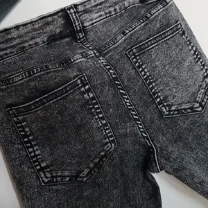 H&M jeans, svart/grå. Väldigt strechiga, känns som jeggings. Fickor, både fram och bak.