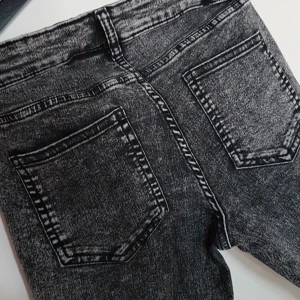 H&M jeans, svart/grå - H&M jeans, svart/grå. Väldigt strechiga, känns som jeggings. Fickor, både fram och bak.