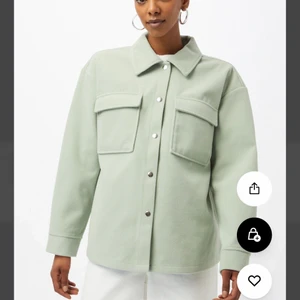 Gina tricot jacka - En mintgröna superfin och vårig jacka som är köpt på Gina tricot, knappt använd så i mycket bra skick! Bilderna är lånade, nypris cirka 500kr 