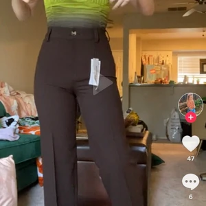 Svarta Kostymbyxor, zara francoise  - Svarta jättefina kostymbyxor från zara. HELT oanvända då de  vart för långa och orkade inte sy upp eller lämna tillbaka. passar långa tjejer och sitter jättebra i midjan och resten av kroppen. Dom är breda i benen men går ändå straight, bra material som inte är tunnt och genomskinligt. ( är 165 och dom va långa men de går att sy upp dom några centimeter). Dom är i xs men skulle nog passat S om man vill ha dom mkt tajta. Jag har XS/S i vanliga fall och dom satt bra. Leverans Om du ej kan mötas.