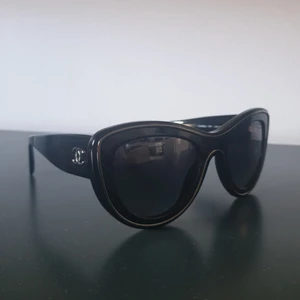  - Nya klassiska cat-eye solglasögon från CHANEL.  Helt oanvända- alla tillbehör tillkommer så som duk, skal, instruktioner, låda och skyddspåse 🌹kan naturligtvis skickas!